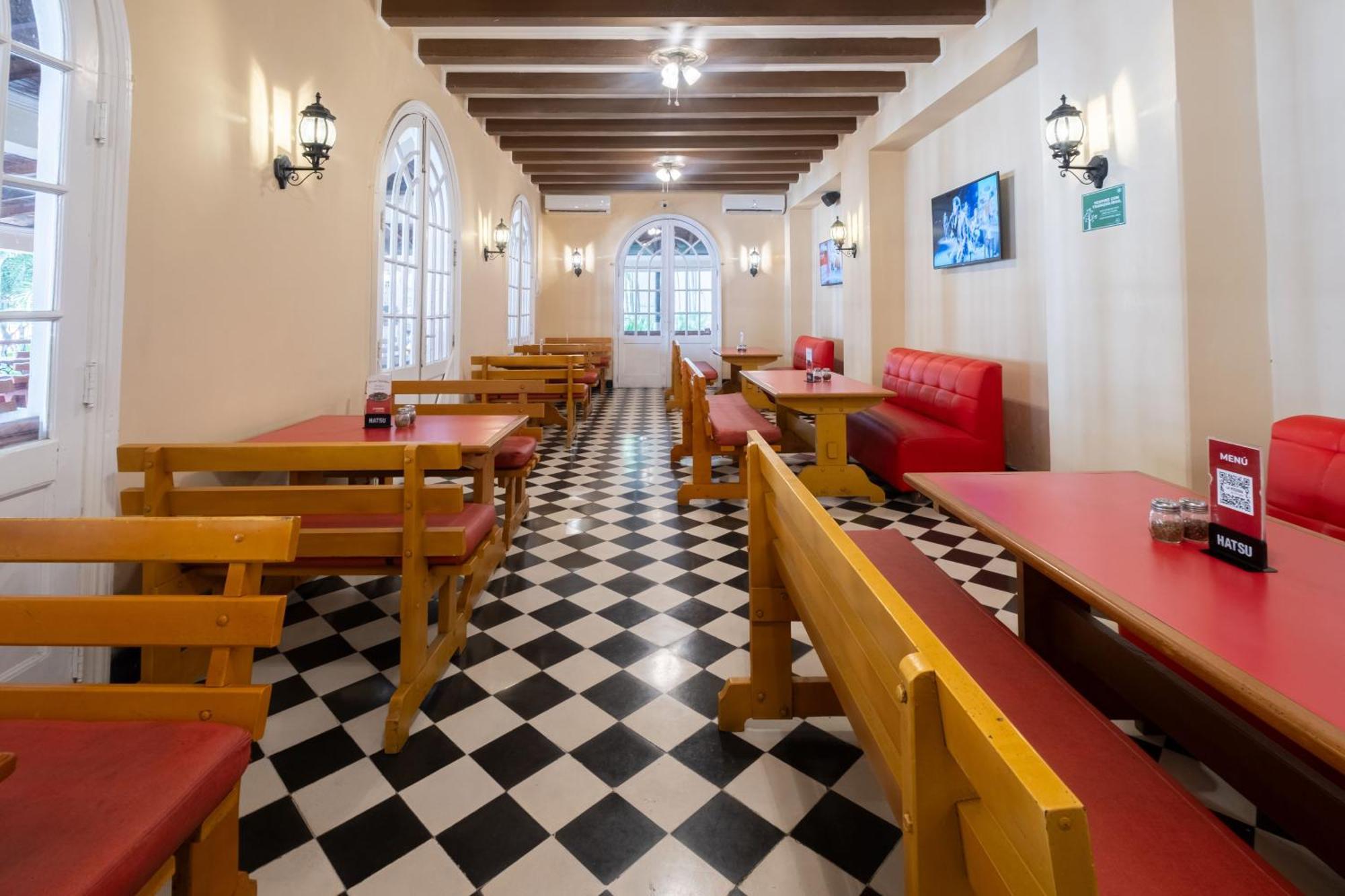 Hotel El Prado Barranquilla  Luaran gambar Interior of a typical McDonald's restaurant in Vietnam