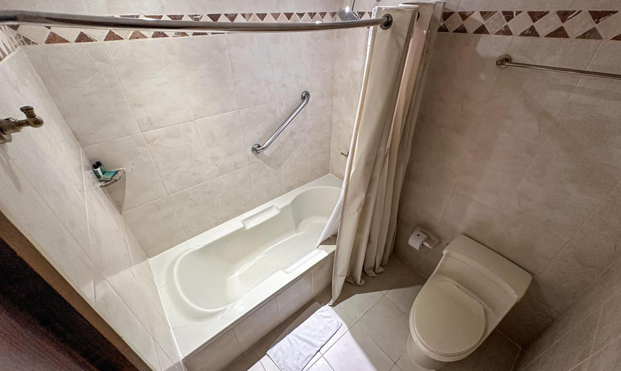 Hotel El Prado Barranquilla  Luaran gambar A bathtub with a shower curtain