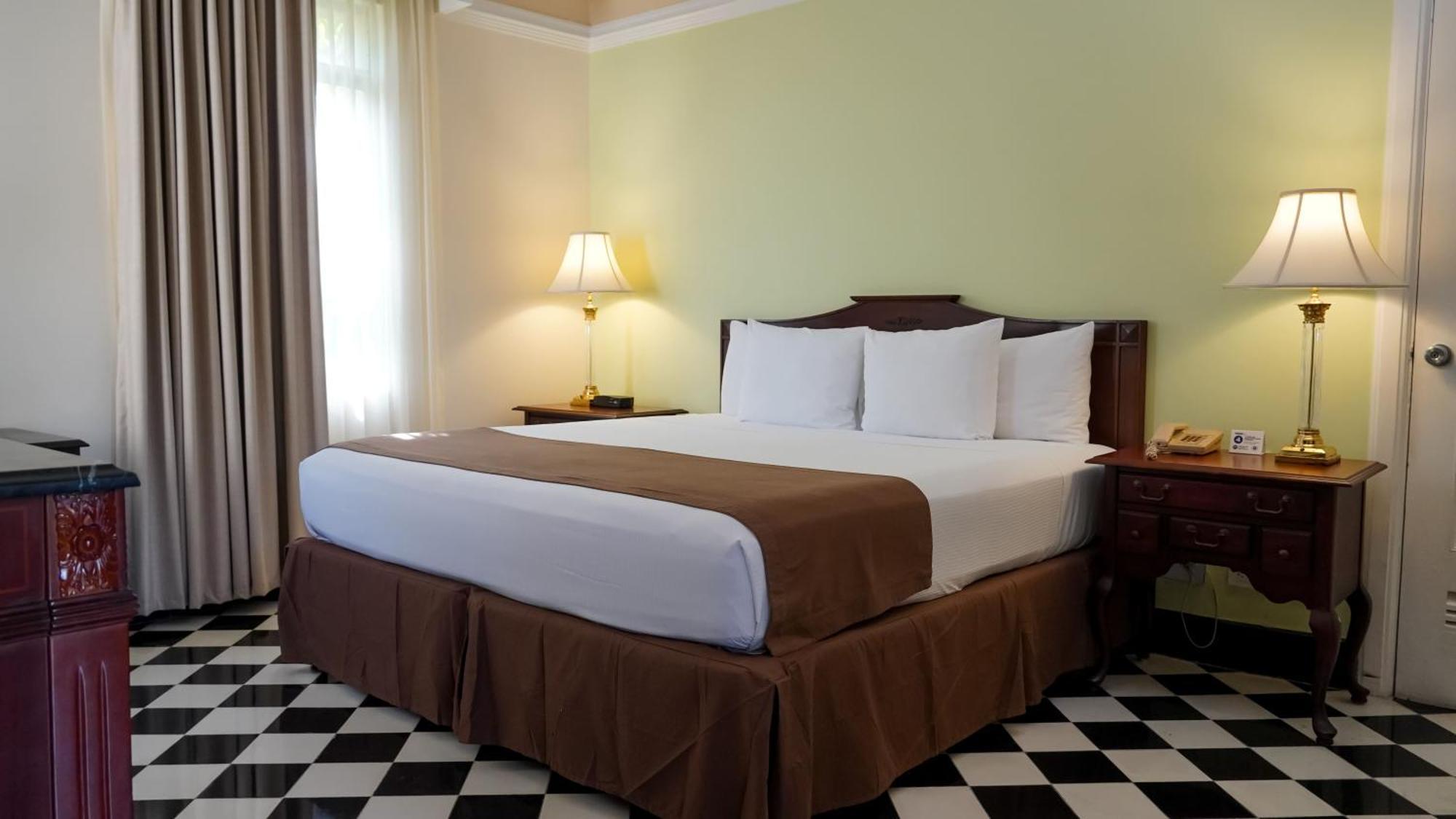 Hotel El Prado Barranquilla  Luaran gambar A bed with a bed skirt